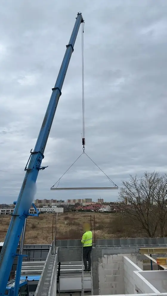 Montaż stropu prefabrykowanego z użyciem dźwigu