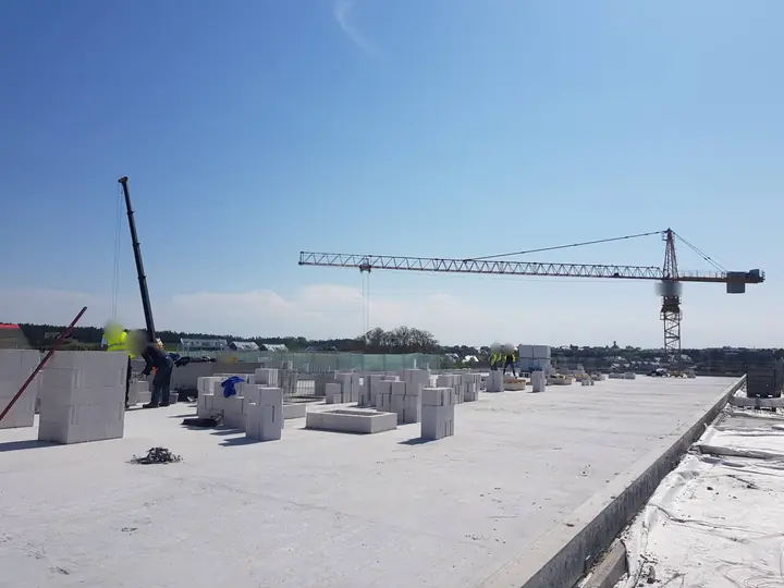 Murowanie ścian z bloczków na stropie – Mechelinki