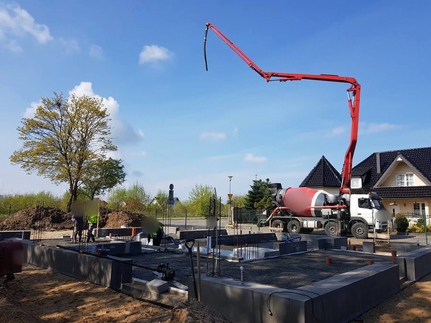 Betonowanie fundamentów domu jednorodzinnego pompą do betonu